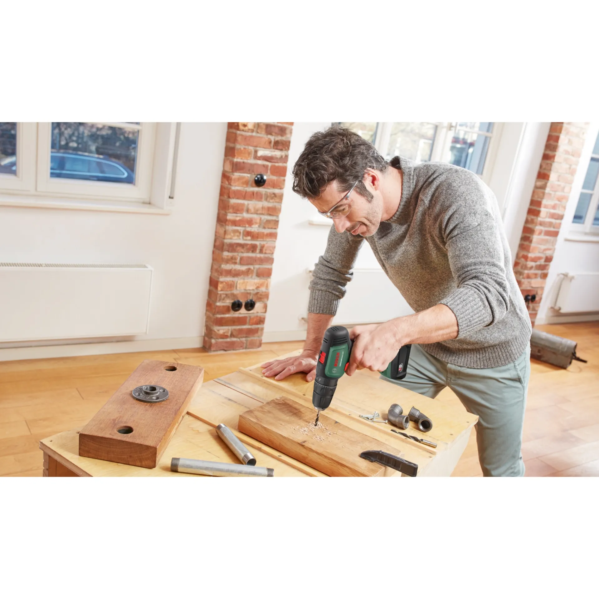 Best Bosch UNIVERSAL IMPACT 18V SLAGBOREMASKINE AKKU MED BATTERI OG LADER