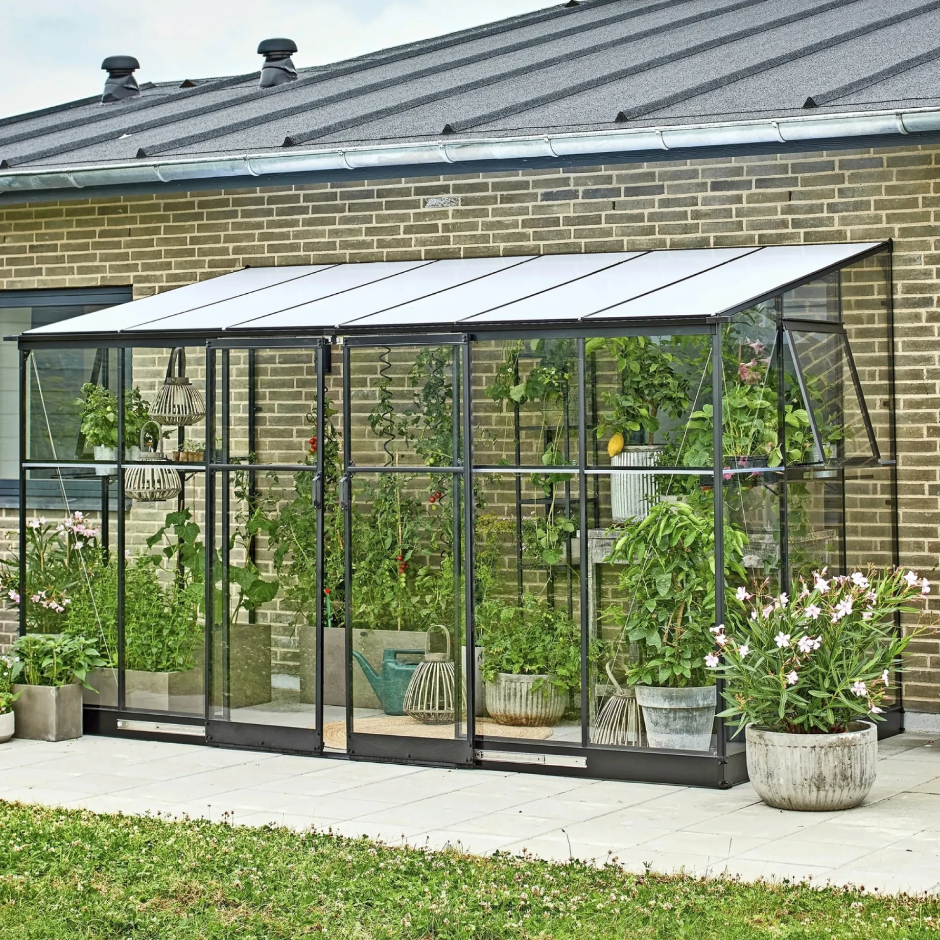 Discount Halls QUBE LEAN-TO 612 VÆGDRIVHUS 3 MM HÆRDET GLAS SORT 7,1 M2