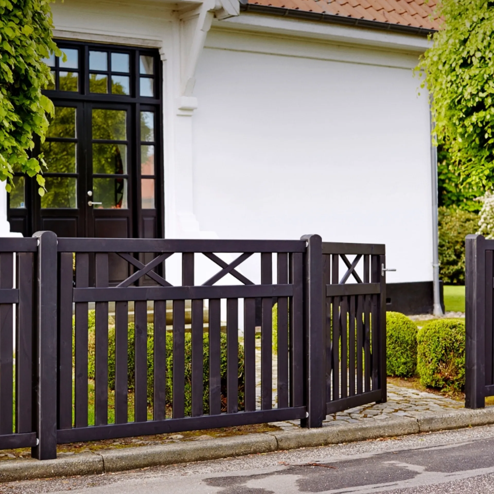 New Plus VINESSE TRÆHEGN FUNGICIDBEHANDLET OG GRUNDMALET SORT 150 X 96 CM