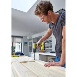 Online Ryobi ONE+ R18DD2-220S BORE-/SKRUEMASKINE AKKU MED BATTERI OG LADER